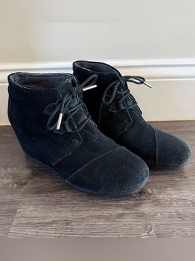 Tom’s Kala Black Suede Wedge Lace-Up Booties Size 9